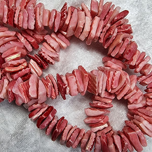 NATURAL SHELL BEAD CHIPS - RED/SALMON