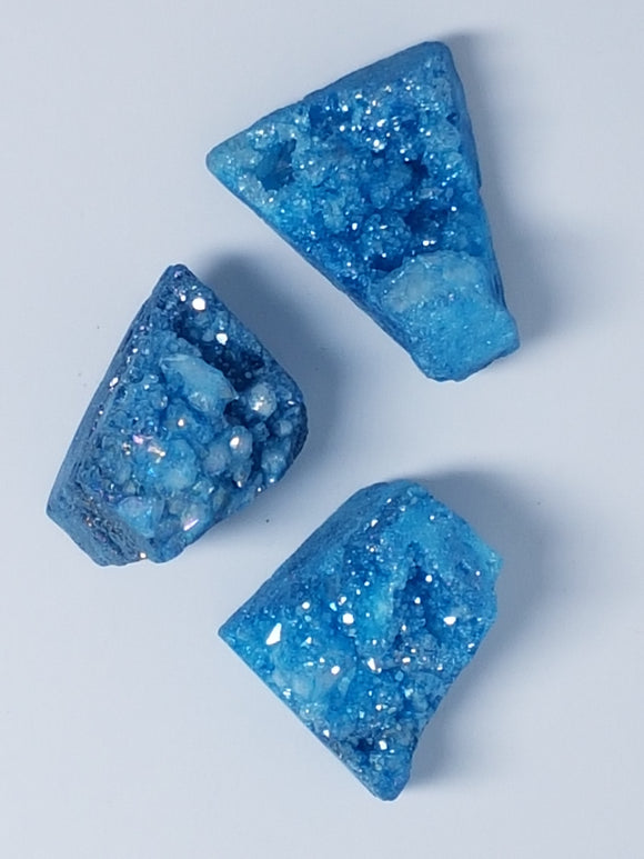 18-27MM NATURAL DYED QUARTZ CHRYSTALS - BLUE