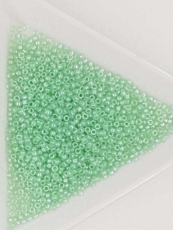 15/0 JAPANESE GLASS SEED BEADS - TRANSPARENT - MINT GREEN