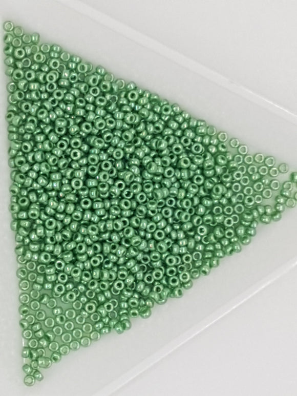15/0 JAPANESE GLASS SEED BEADS - OPAQUE - MED. GREEN LUSTRE