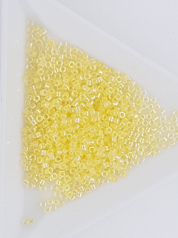 MIYUKI 11/0 DELICA BEADS - LINED PALE YELLOW