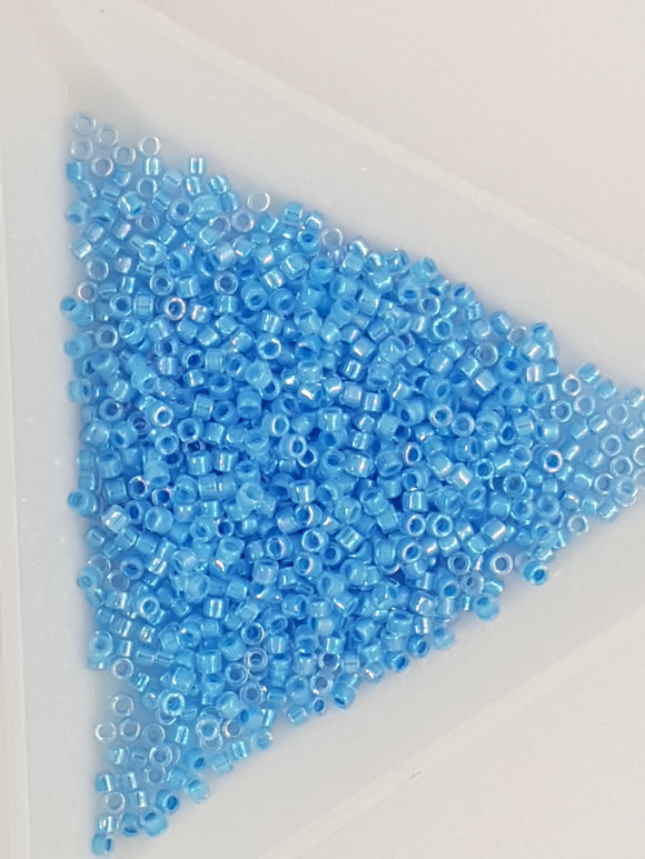 MIYUKI 11/0 DELICA BEADS - LINED LIGHT BLUE