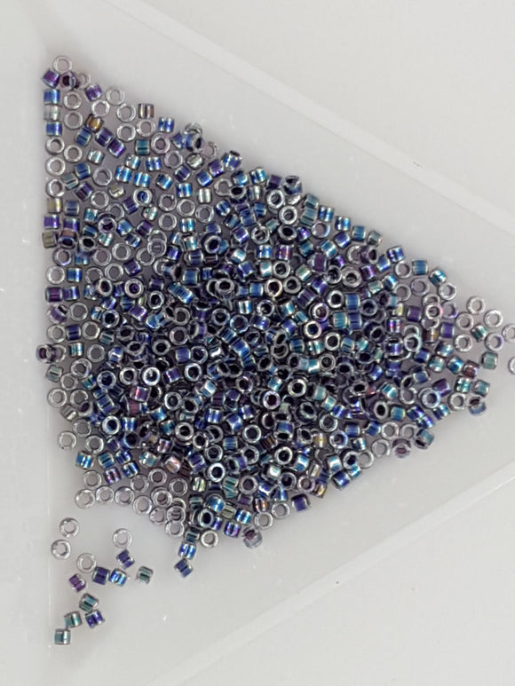 MIYUKI 11/0 DELICA BEADS - LINED LIGHT VIOLET AB