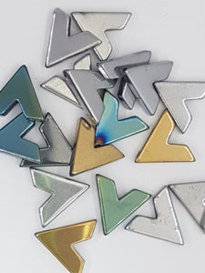 15X17MM ELECTROPLATED V SHAPED BEADS - MIXED