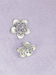 16x10MM BRASS FILIGREE FLOWER WITH STAMEN - SILVER