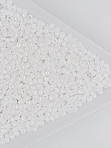 TOHO 11/0 SEED BEADS - OPAQUE WHITE - RAINBOW AB