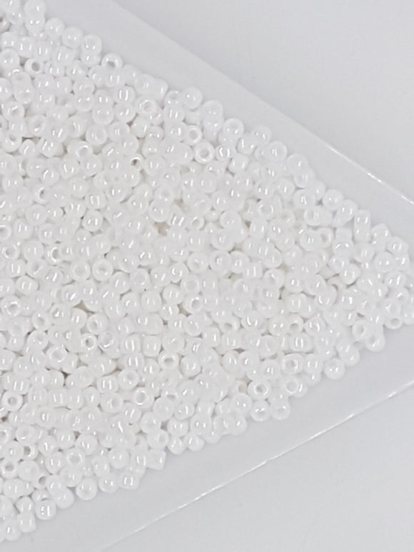 TOHO 11/0 SEED BEADS - OPAQUE WHITE - RAINBOW AB