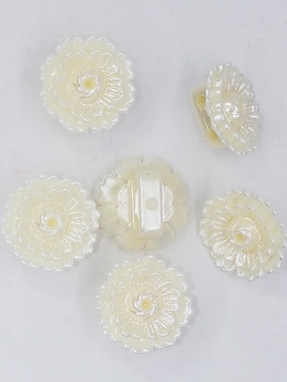 BUTTONS - 13MM FLOWER BUTTON - PEARL CREAM