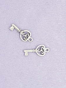CHARMS - KEYS - 18 X 9MM ANTIQUE SILVER COLOUR