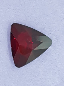 RIVOLI - 23-25MM GLASS TRIANGLE - RUBY RED
